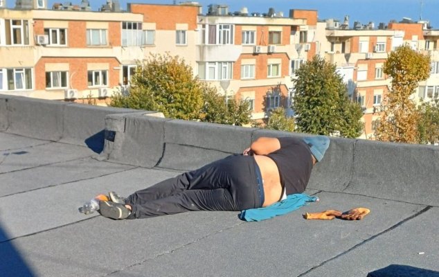 Obosit rău, un muncitor și-a luat o pauză de bronzat, pe un acoperiș, în Mangalia!