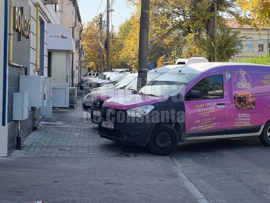În zona pieței Griviței, pietonii merg pe carosabil, iar mașinile stau pe trotuare! Video