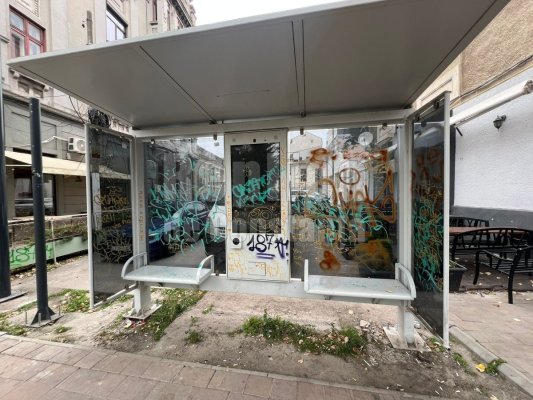 Încă o stație de autobuz vandalizată de ”pictorii” neînțeleși ai Constanței! Video
