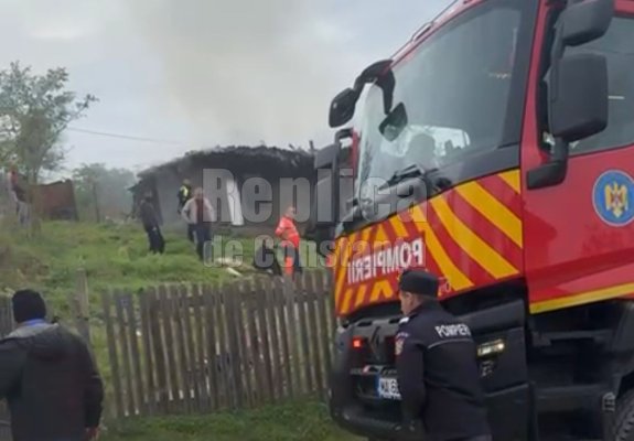 Un bebeluș a murit carbonizat într-un incendiu, în comuna Oltina. Video