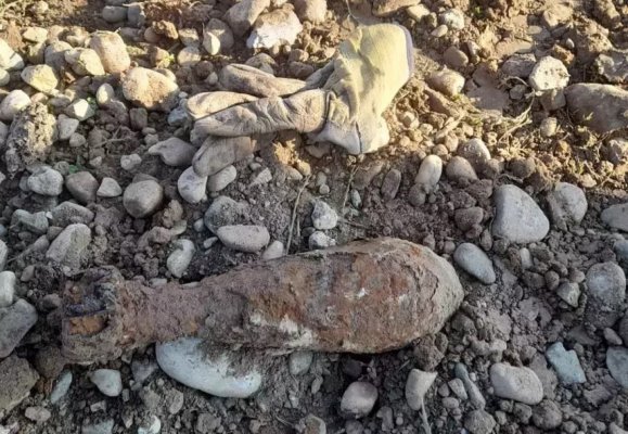 O bombă de artilerie funcţională, descoperită în timpul unor lucrări de canalizare