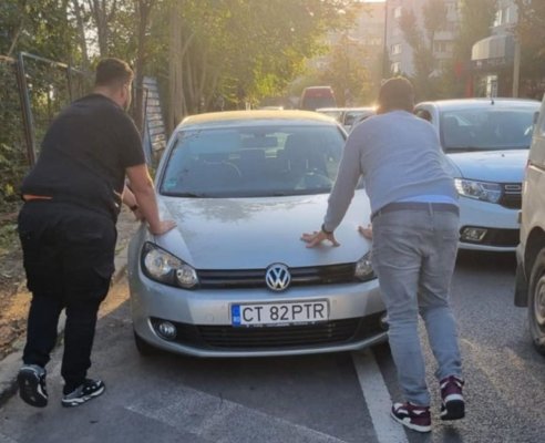 Alertă pe str. Traian: un Volkswagen Golf a luat-o la vale punând în pericol trecătorii din zonă! Video