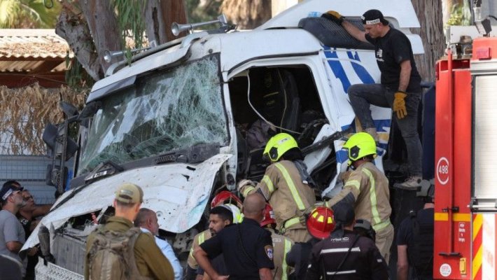 Un camion a spulberat mai mulți oameni aflați într-o stație de autobuz. Cel puțin 24 de răniți