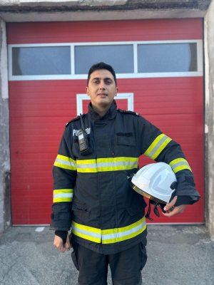 Un pompier, aflat în timpul liber, a salvat un bătrân căzut pe trotuar