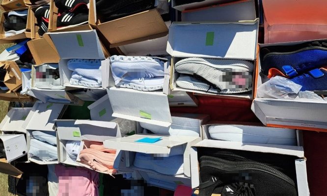 Haine și încălțăminte contrafăcute, în valoare de aproximativ 50.000 lei, confiscate de poliţiştii de frontieră în PTF Dobromir