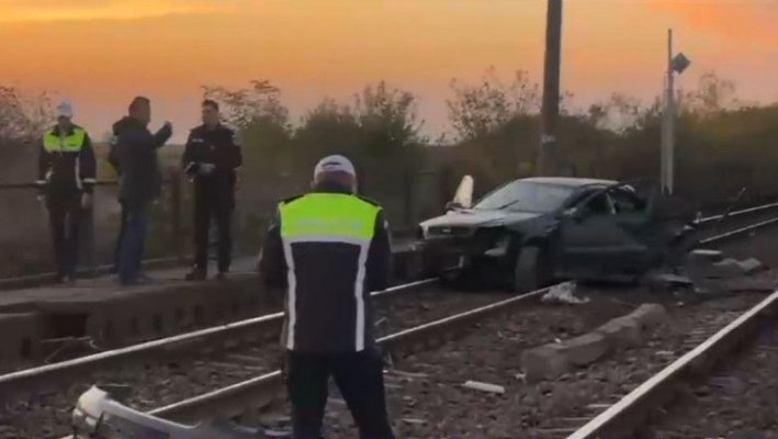 Mașină spulberată de tren. O tânără a murit pe loc, iar un copil de 2 ani și un bărbat sunt în stare gravă
