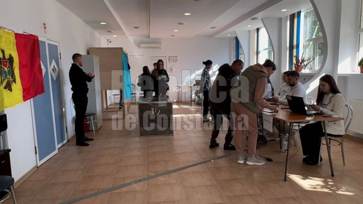 Alegeri Moldova: La referendum, scor strâns, cu un uşor avans pentru “Nu”, Maia Sandu conduce la prezidențiale