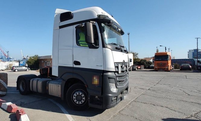Camion cu numere de înmatriculare false, descoperit de polițiștii de frontieră în Portul Constanța
