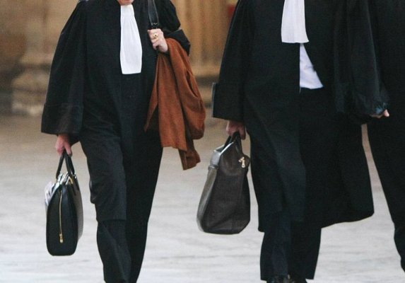  Avocata care a tocmit un asasin să ucidă trei persoane implicate în moartea fiului ei, reţinută de procurori