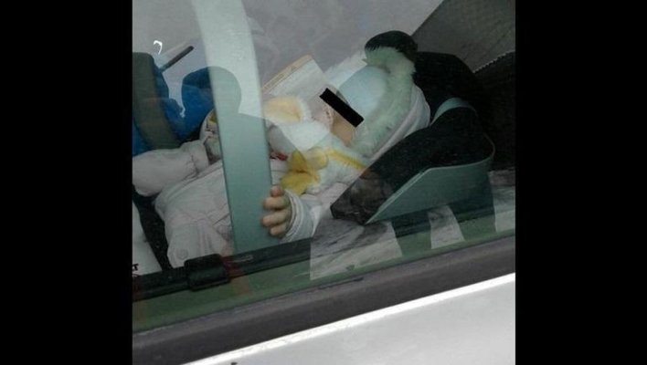  Un bebeluș a stat închis în mașină, după ce părinții au refuzat să lase pompierii să forţeze portiera