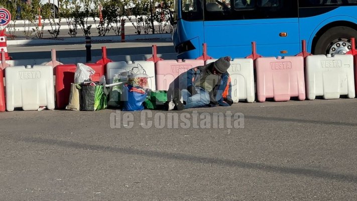 Un vârstnic fără casă doarme în fața gării Constanța. Nimeni nu-l vede?! Video