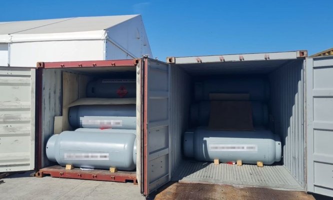 Butelii de gaz refrigerant restricționat importului, în valoare de peste 2.000.000 lei, descoperite de poliţiştii de frontieră