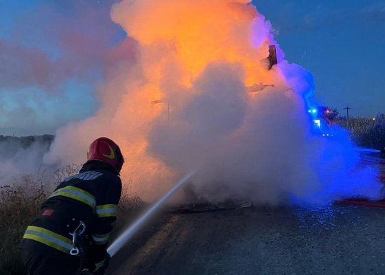 Autoturism în flăcări, pe strada Albatros din Costinești