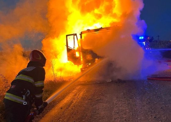 Un camion plin cu furaje a luat foc, în apropierea localității Ceatalchioi. Video