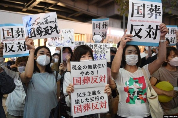  Japonezii protestează în fața noilor vaccinuri „replicon”, susținute de Bill Gates.  „Este cea de-a treia bombă atomică”
