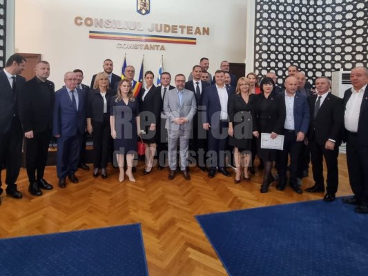 Ovanesian se crede prea importantă ca să stea la poze, alături de noii consilieri locali ai Municipiului Constanța!