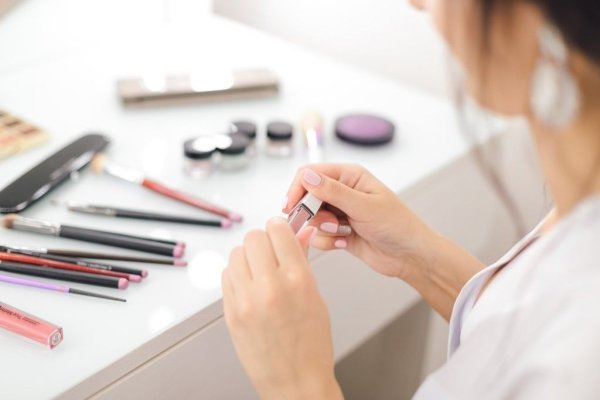 Substanţe chimice nocive descoperite în sute de produse cosmetice, inclusiv în România