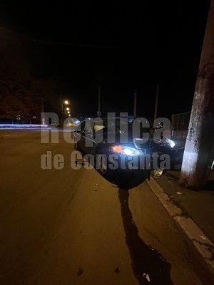 Alertă pe strada Verde, din Constanța! Un șofer a intrat cu mașina în stâlp