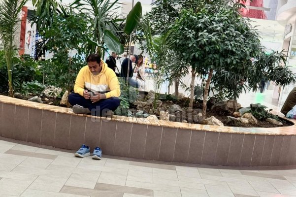 Noua modă în Vivo Mall: un asiatic stă descălțat și în poziție de lotus, pe bancă