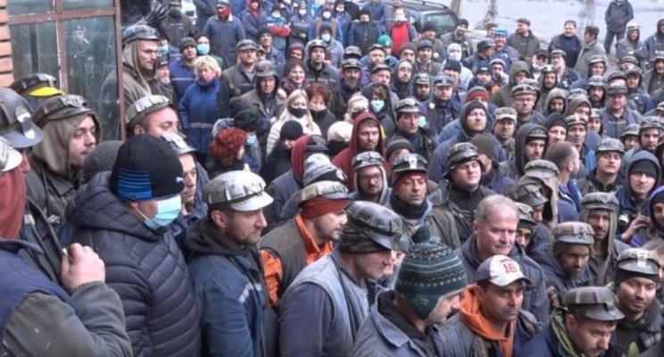 Minerii vin la București și vor protesta, chiar în timpul ședinței de Guvern 