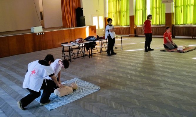 Elevii de la Liceul Teoretic Lucian Blaga din Constanța învață să salveze vieți