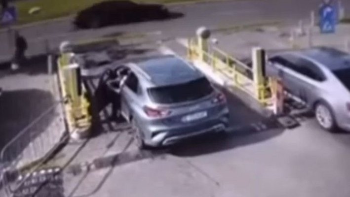 O mașină a căzut în gol de pe Pasajul Lujerului. Șoferul a accelerat în loc să frâneze
