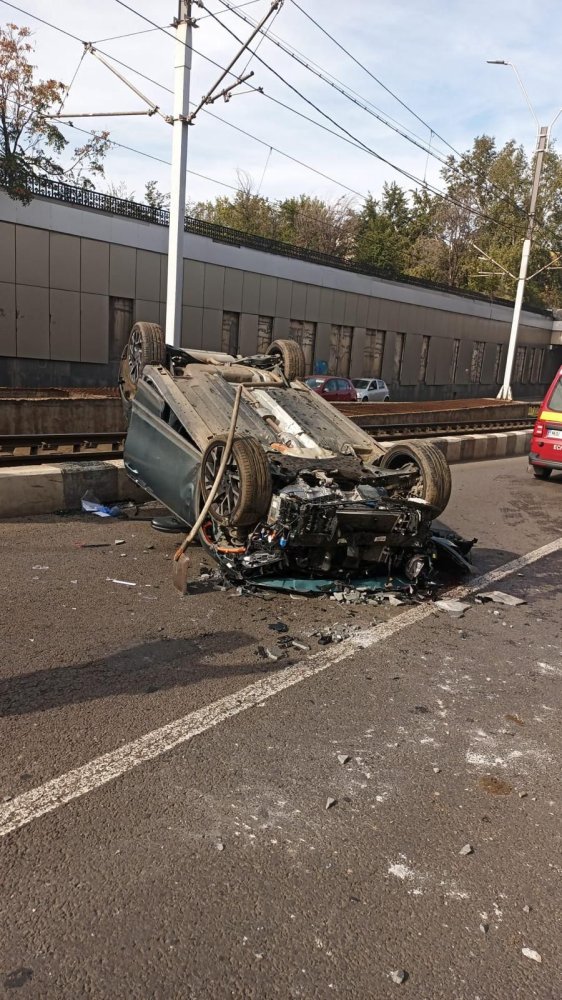 Accident teribil! Un sofer a cazut cu masina de pe pod. VEZI GALERIA FOTO Accident teribil! Un sofer a cazut cu masina de pe pod. VEZI GALERIA FOTO