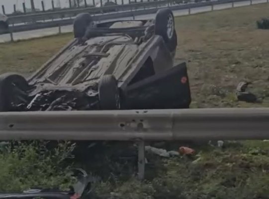 Autoturism răsturnat la ieșire de pe A2, pe centura București! Video
