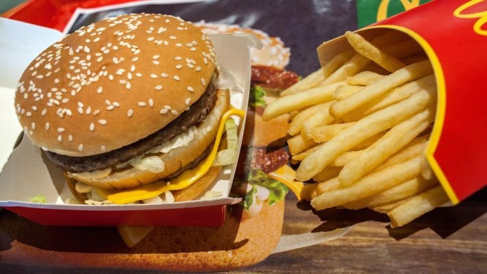  Un deces și 49 de bolnavi din cauza unor hamburgeri de la McDonald’s