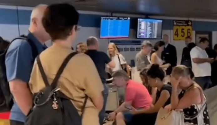Pasageri blocați de 9 ore pe aeroportul Otopeni după ce zborul le-a fost anulat fără explicații