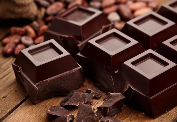 Miturile alimentare demontate: ciocolata nu duce la coșuri, iar laptele nu e campion la calciu