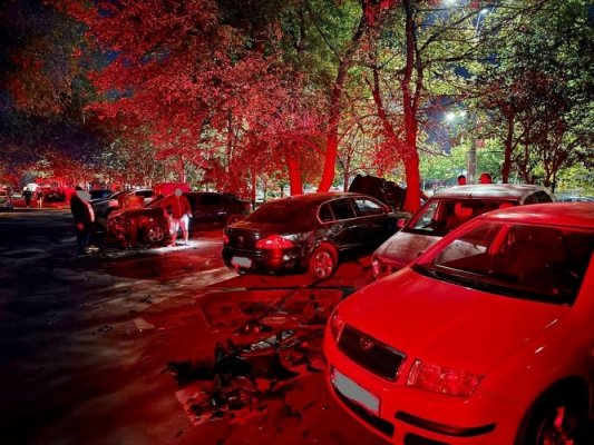 13 dintr-o lovitură! O șoferiță a făcut praf mai multe mașini, după ce a pierdut controlul volanului