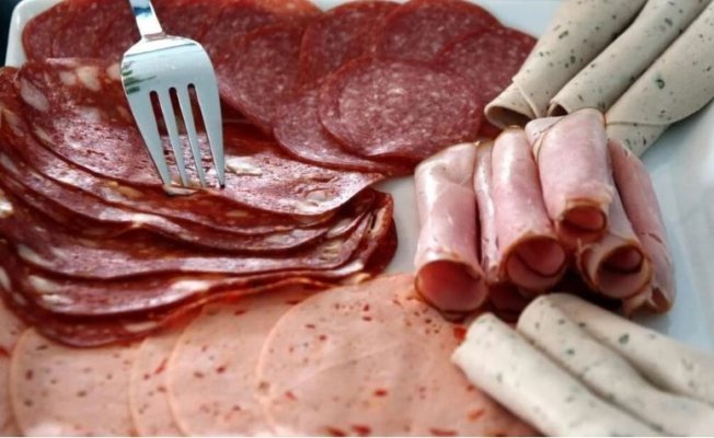 Prețul mare al mezelurilor i-a mutat pe români din supermarket în carmangerii, de unde cumpără vrac