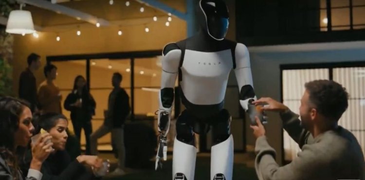  Robotul Optimus în valoare de 20.000 de dolari ajunge pe piață. Va putea face orice