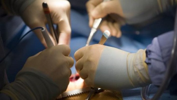 Scandalos! Un medic a operat un pacient cu briceagul cu care îşi felia mâncarea