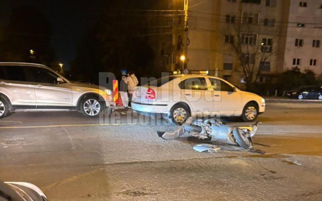 Coliziune între o motocicletă și un autoturism, la CET. O persoană a ajuns la spital. Video