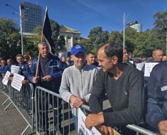 Sute de mineri protestează în Piața Victoriei în timpul ședinței de Guvern