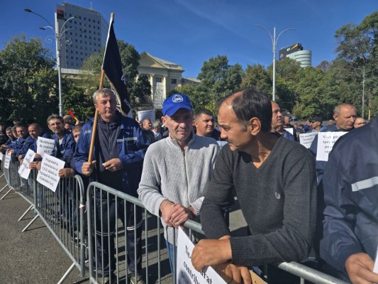 Sute de mineri protestează în Piața Victoriei în timpul ședinței de Guvern
