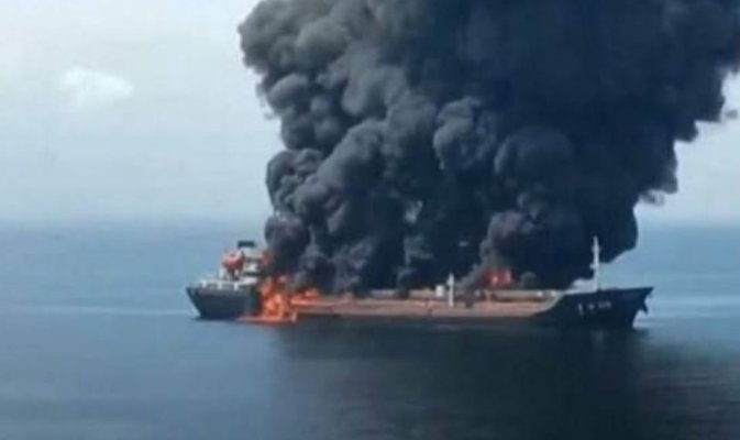Alertă! Incendiu pe un petrolier german cu 640 de tone de petrol la bord. Video