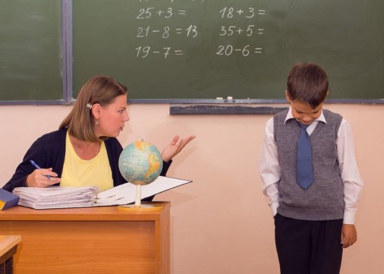 O învățătoare este cercetată după ce a tras de păr un elev de clasa a treia 