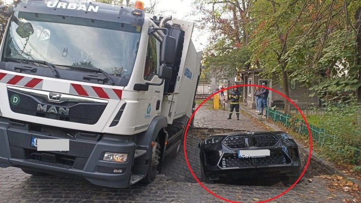 O stradă s-a surpat. Mai multe mașini au fost „înghițite” de un crater uriaș