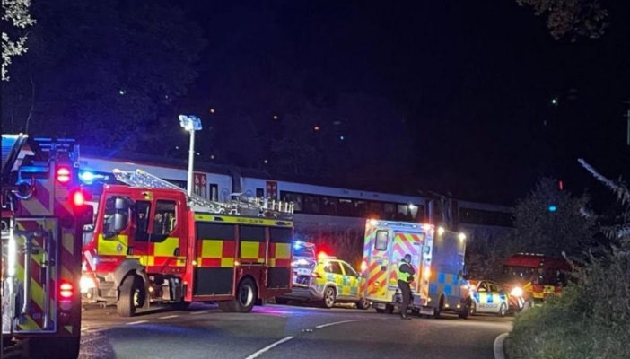 Două trenuri s-au ciocnit în Marea Britanie. O persoană a murit și 15 au fost rănite