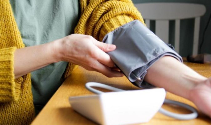 Poziția corectă a mâinii la măsurarea tensiunii. Ce să nu faci cu 30 de minute înainte