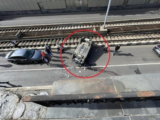 Accident teribil! Un șofer a căzut cu mașina de pe pod. VEZI GALERIA FOTO