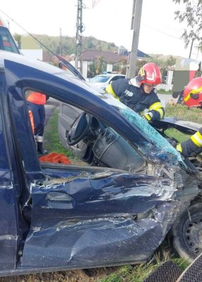 Un tren în care se aflau 19 pasageri a lovit un autoturism