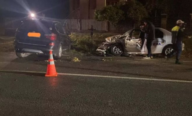 Mașină de poliție, implicată într-un accident. Doi agenți au ajuns la spital