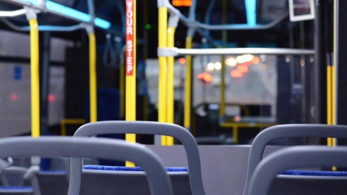 Un tânăr fără permis de conducere a furat un autobuz și s-a plimbat cu el până a făcut accident