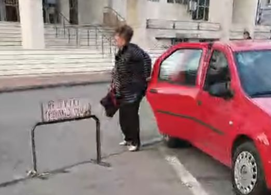 O doctoriță implicată în cazul copilului mort de peritonită trata pacienți contra cost, în parcarea spitalului. Video