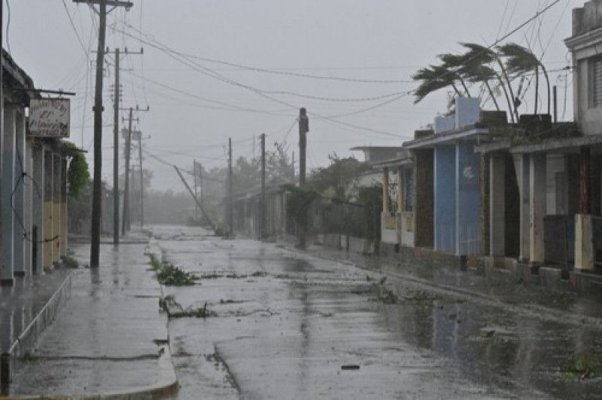 Cuba a rămas fără electricitate. Lovită puternic de uraganul Rafael