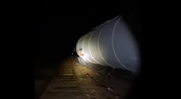 Vagoanele cu benzină răsturnate în Mehedinți vor fi ridicate cu macarale. Circulația în zonă e oprită